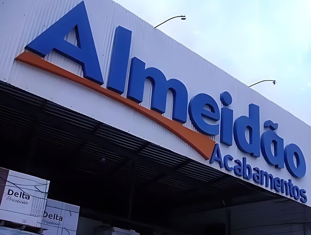 Fachada de um galpão com a logotipo Almeidão